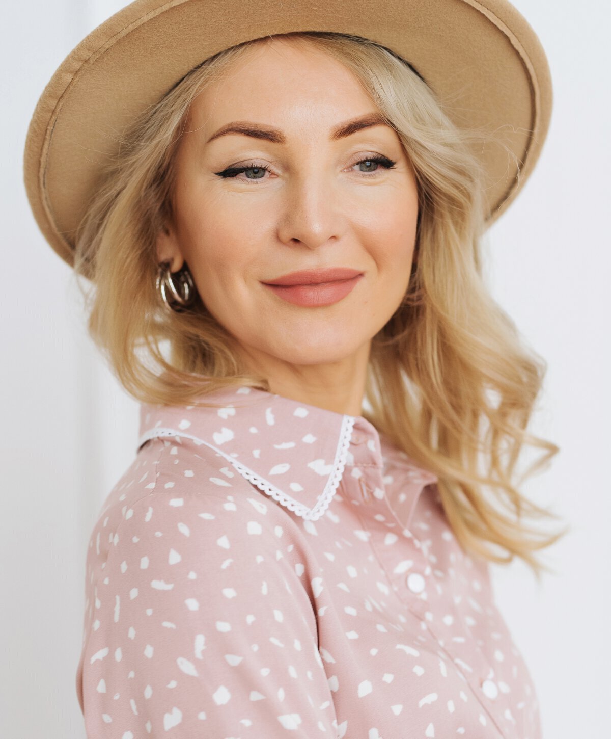 San Jose & Palo Alto Dermaplaning model
